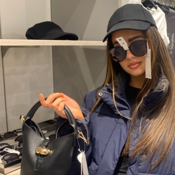 Meet your Posher, Marianne - Picture 1 of 1